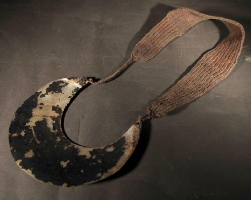 AN OLD PAPUA NEW GUINEA TRIBAL KINA MOTHER OF PEARL SHELL NECKLACE - ADDITIONAL PHOTO 2