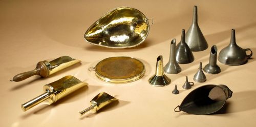 A VERY NICE BRASS PEWTER AND TIN ORIGINAL COLLECTION OF KITCHENWARE - ADDITIONAL PHOTO 1