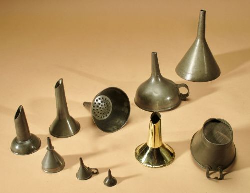 A VERY NICE BRASS PEWTER AND TIN ORIGINAL COLLECTION OF KITCHENWARE - ADDITIONAL PHOTO 2