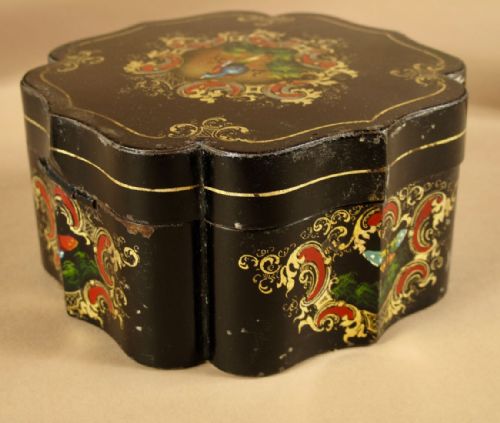 A COMPLETE SET OF TWO LACQUERED BOXES WITH TRAYS TOLEWARE ENGLAND - ADDITIONAL PHOTO 3