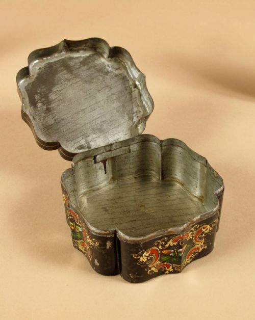 A COMPLETE SET OF TWO LACQUERED BOXES WITH TRAYS TOLEWARE ENGLAND - ADDITIONAL PHOTO 5