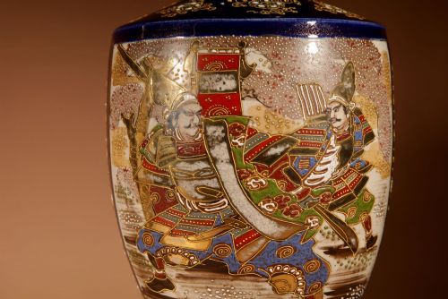 IMPRESSIVE LARGE VERY DECORATIVE PAIR OF JAPANESE SATSUMA TABLE LAMPS - ADDITIONAL PHOTO 2