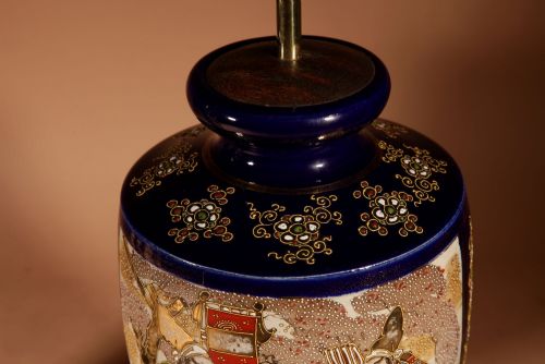 IMPRESSIVE LARGE VERY DECORATIVE PAIR OF JAPANESE SATSUMA TABLE LAMPS - ADDITIONAL PHOTO 4