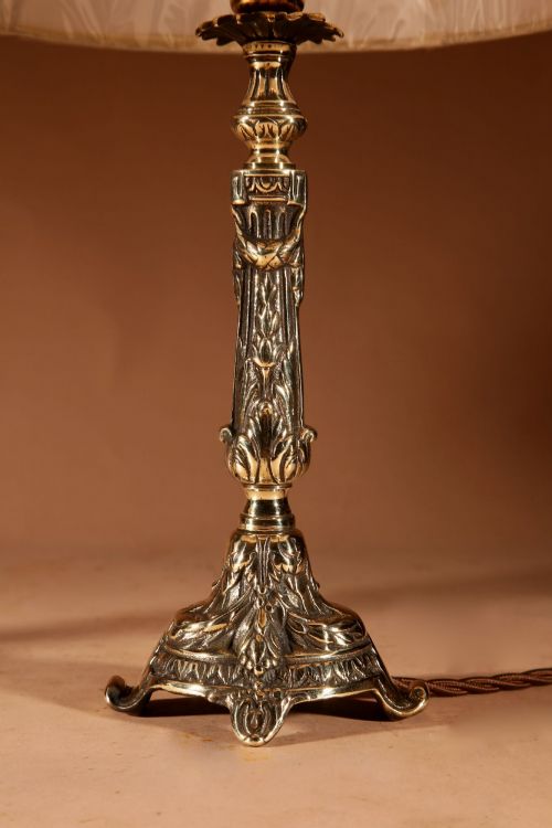 A SMALL PAIR OF CAST BRASS ELEGANT TABLE LAMPS IN THE LOUIS XVI STYLE CIRCA 190020 - ADDITIONAL PHOTO 2