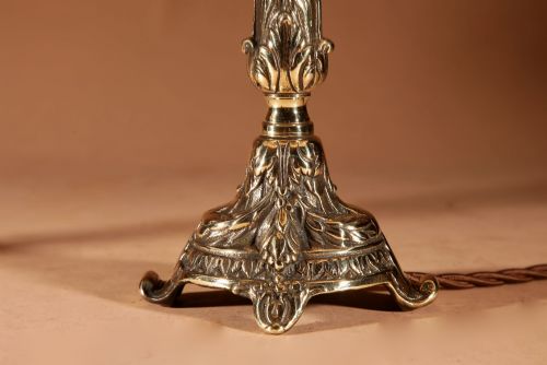 A SMALL PAIR OF CAST BRASS ELEGANT TABLE LAMPS IN THE LOUIS XVI STYLE CIRCA 190020 - ADDITIONAL PHOTO 3