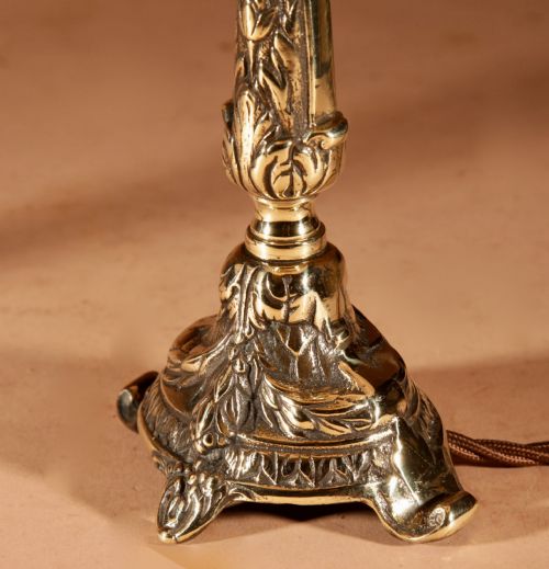 A SMALL PAIR OF CAST BRASS ELEGANT TABLE LAMPS IN THE LOUIS XVI STYLE CIRCA 190020 - ADDITIONAL PHOTO 4