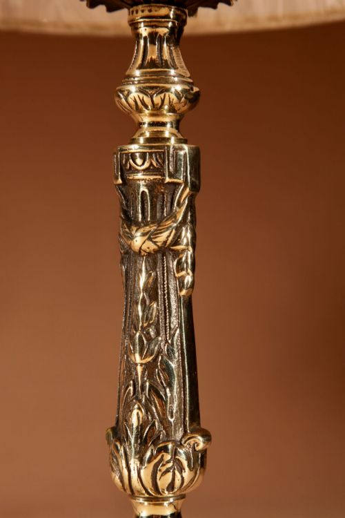 A SMALL PAIR OF CAST BRASS ELEGANT TABLE LAMPS IN THE LOUIS XVI STYLE CIRCA 190020 - ADDITIONAL PHOTO 5