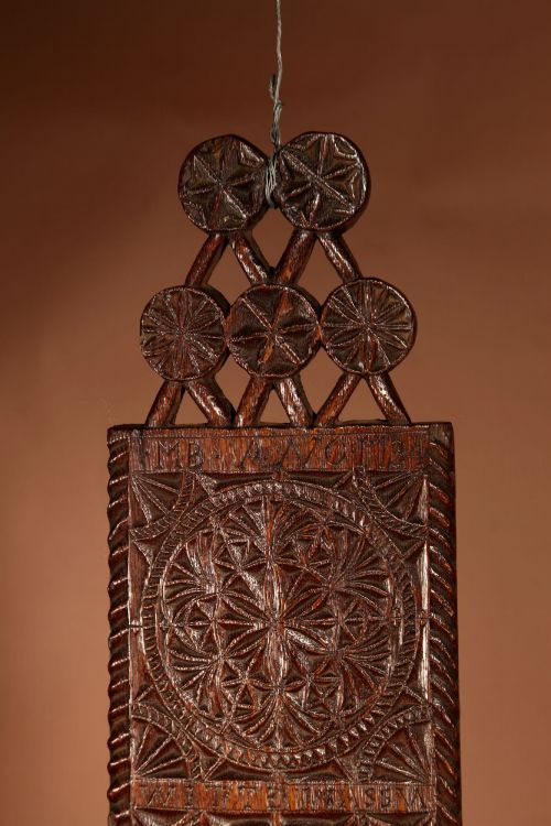 EXTREMELY FINE LARGER THEN NORMAL OAK CHIP CARVED DUTCH FRISIAN MANGLE BOARD WITH TEXT INITIALS AND DATE 1734 - ADDITIONAL PHOTO 1