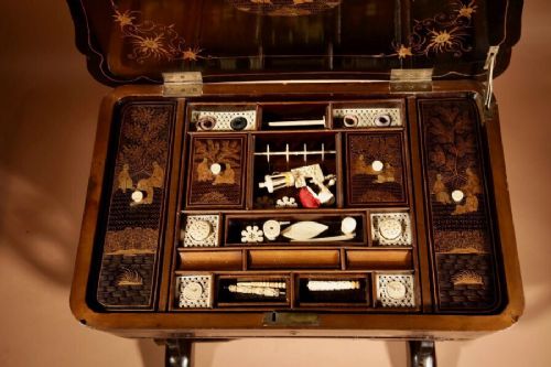 A ORIGINALLY LACQUERED SEWINGWORK TABLE STILL WITH THE ORIGINAL GOLD PAINT WORK CHINESE 19TH CENTURY - ADDITIONAL PHOTO 1