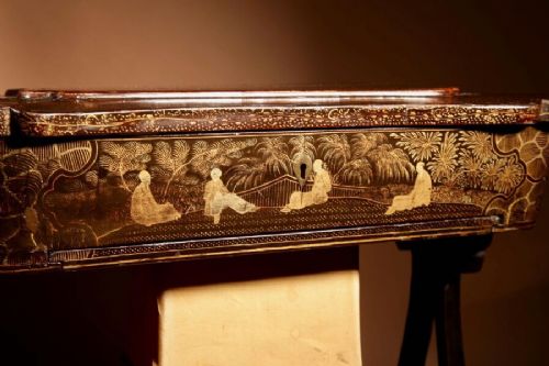 A ORIGINALLY LACQUERED SEWINGWORK TABLE STILL WITH THE ORIGINAL GOLD PAINT WORK CHINESE 19TH CENTURY - ADDITIONAL PHOTO 7