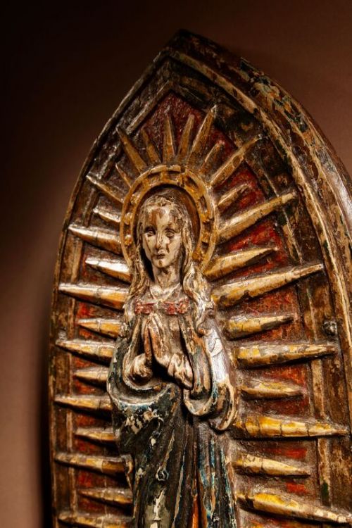 A VERY RARE OAK MEDIEVAL SCULPTURE OF A CENTRAL PANEL FROM AN ALTARPIECE OF THE PRAYING VIRGIN STANDING ON THE HALF MOON WITH THE SNAKE - ADDITIONAL PHOTO 1