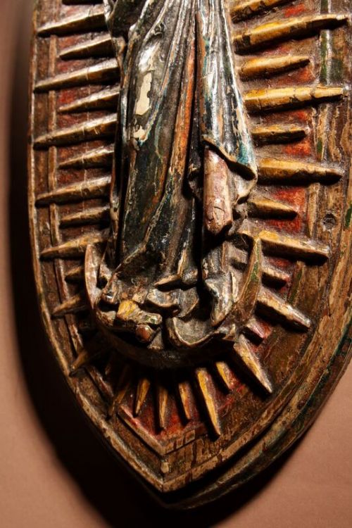 A VERY RARE OAK MEDIEVAL SCULPTURE OF A CENTRAL PANEL FROM AN ALTARPIECE OF THE PRAYING VIRGIN STANDING ON THE HALF MOON WITH THE SNAKE - ADDITIONAL PHOTO 2