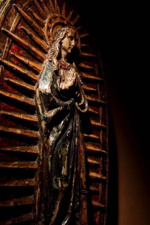 A VERY RARE OAK MEDIEVAL SCULPTURE OF A CENTRAL PANEL FROM AN ALTARPIECE OF THE PRAYING VIRGIN STANDING ON THE HALF MOON WITH THE SNAKE - ADDITIONAL PHOTO 3