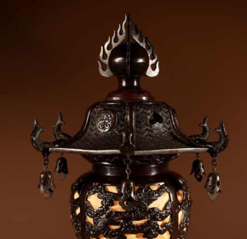 A RARE LARGE AND VERY DECORATIVE JAPANESE BRONZE LANTERN TABLE LAMP - ADDITIONAL PHOTO 1