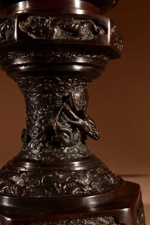 A RARE LARGE AND VERY DECORATIVE JAPANESE BRONZE LANTERN TABLE LAMP - ADDITIONAL PHOTO 2