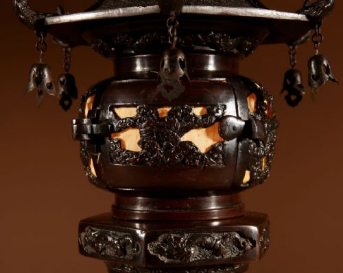 A RARE LARGE AND VERY DECORATIVE JAPANESE BRONZE LANTERN TABLE LAMP - ADDITIONAL PHOTO 3
