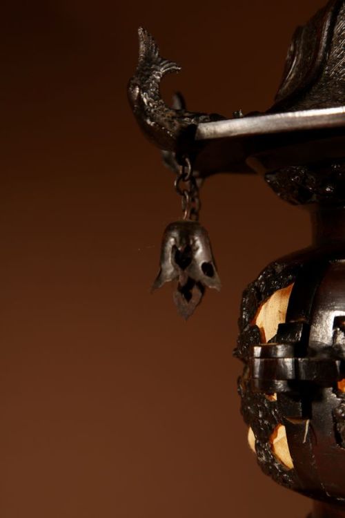 A RARE LARGE AND VERY DECORATIVE JAPANESE BRONZE LANTERN TABLE LAMP - ADDITIONAL PHOTO 4