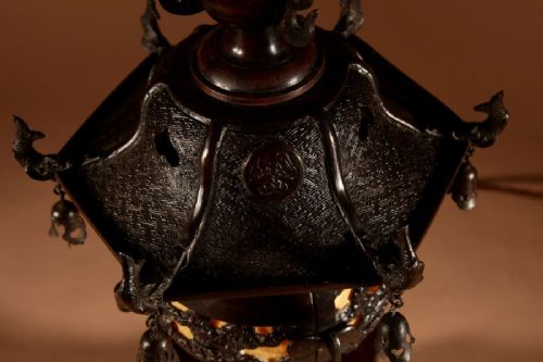 A RARE LARGE AND VERY DECORATIVE JAPANESE BRONZE LANTERN TABLE LAMP - ADDITIONAL PHOTO 6