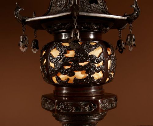 A RARE LARGE AND VERY DECORATIVE JAPANESE BRONZE LANTERN TABLE LAMP - ADDITIONAL PHOTO 7