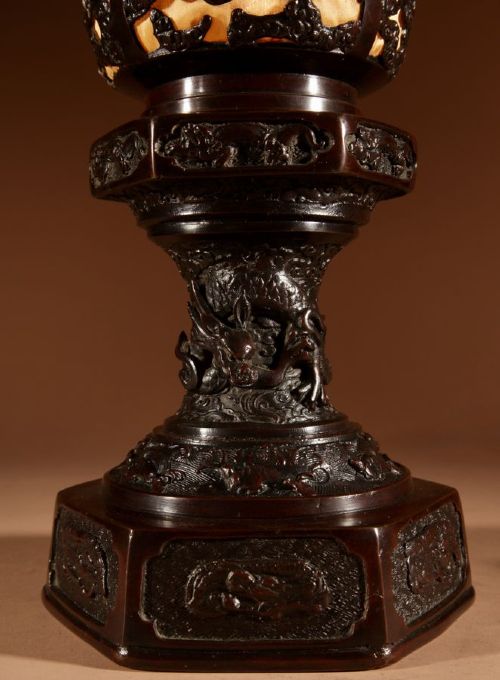 A RARE LARGE AND VERY DECORATIVE JAPANESE BRONZE LANTERN TABLE LAMP - ADDITIONAL PHOTO 9