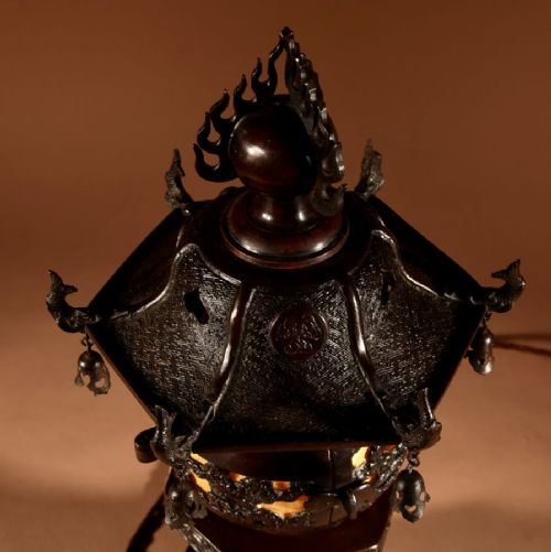 A RARE LARGE AND VERY DECORATIVE JAPANESE BRONZE LANTERN TABLE LAMP - ADDITIONAL PHOTO 10