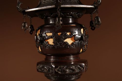 A RARE LARGE AND VERY DECORATIVE JAPANESE BRONZE LANTERN TABLE LAMP - ADDITIONAL PHOTO 11