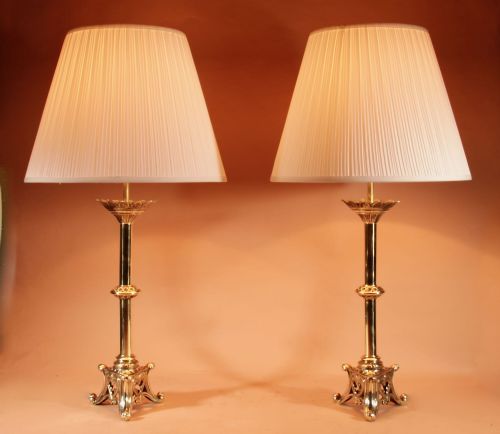 A PAIR OF IMPRESSIVE FINE CAST BRASS TABLE LAMPS IN THE EARLY GOTHIC STYLE - ADDITIONAL PHOTO 1