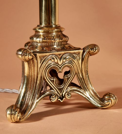 A PAIR OF IMPRESSIVE FINE CAST BRASS TABLE LAMPS IN THE EARLY GOTHIC STYLE - ADDITIONAL PHOTO 3