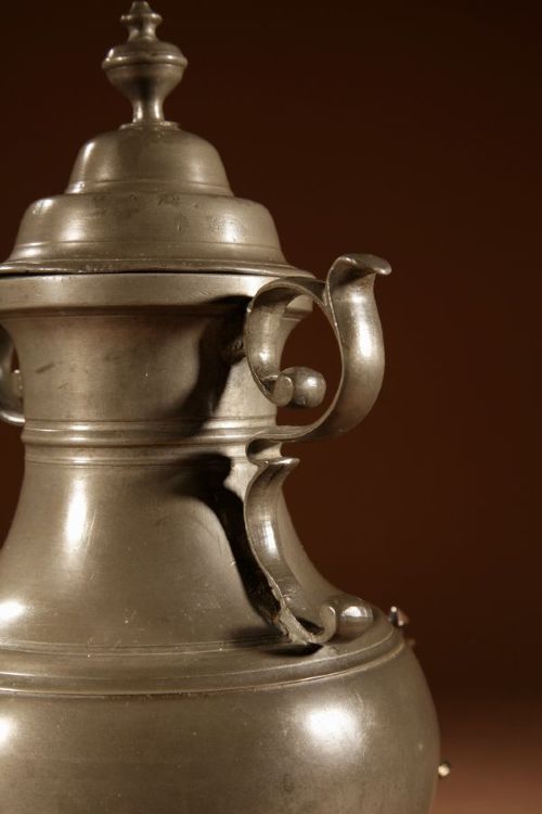 An 18th-century Dutch pewter kraantjeskan coffee urn featuring a bronze spigot tap, curved side handles, and three cabriole feet. View VI