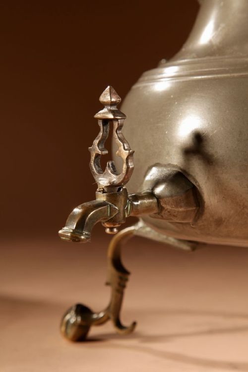 An 18th-century Dutch pewter kraantjeskan coffee urn featuring a bronze spigot tap, curved side handles, and three cabriole feet. View IX