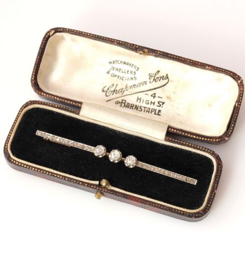Art Deco 18ct Gold & Platinum Old Cut Diamond Bar Brooch in Antique Case.