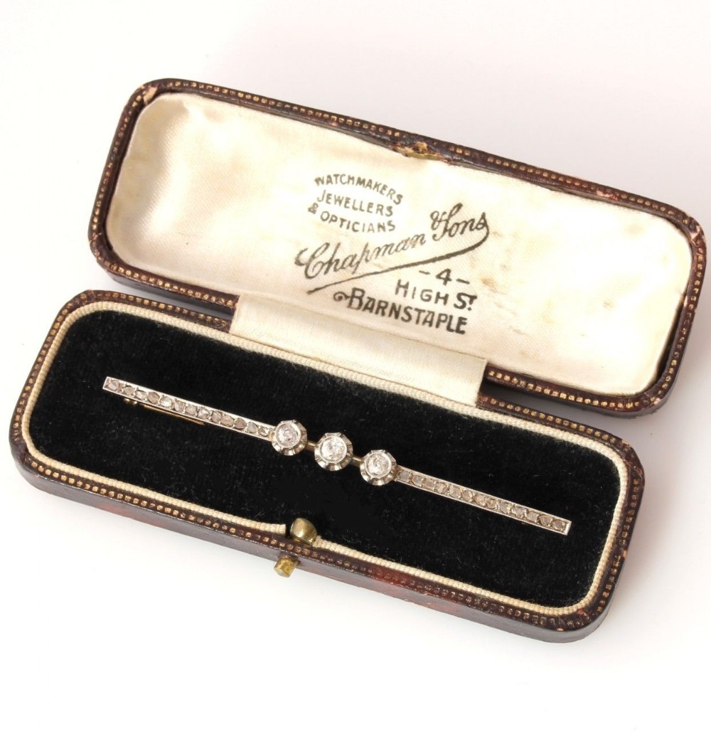 Art Deco 18ct Gold & Platinum Old Cut Diamond Bar Brooch in Antique Case.