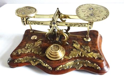 fig 1. POSTAL SCALES ON A BRASS AND WALNUT BASE