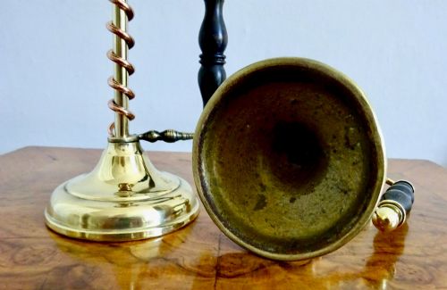 C191020 A PAIR OF BRASS AND COPPER ARTS AND CRAFTS CANDLESTICKS - ADDITIONAL PHOTO 5