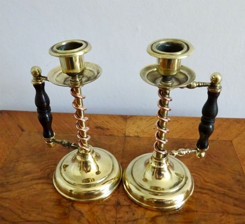 C191020 A PAIR OF BRASS AND COPPER ARTS AND CRAFTS CANDLESTICKS - ADDITIONAL PHOTO 6