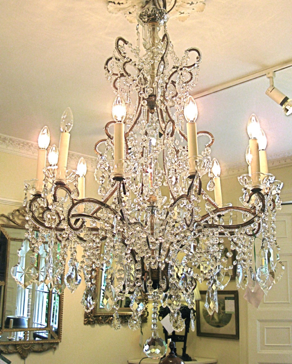 A LARGE EARLY 20TH CENTURY CHANDELIER