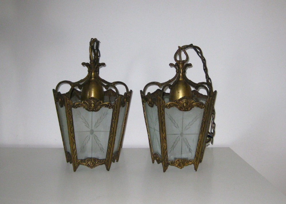 SINGLE BRASS HALL LANTERN WITH ETCHED GLASS PANELS