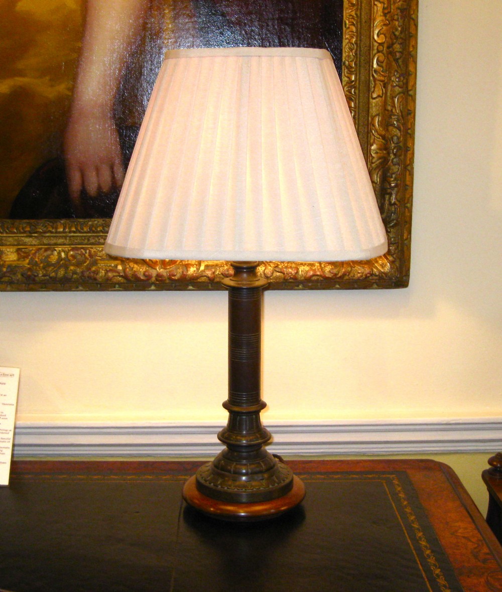 BRONZE VICTORIAN TABLE LAMP