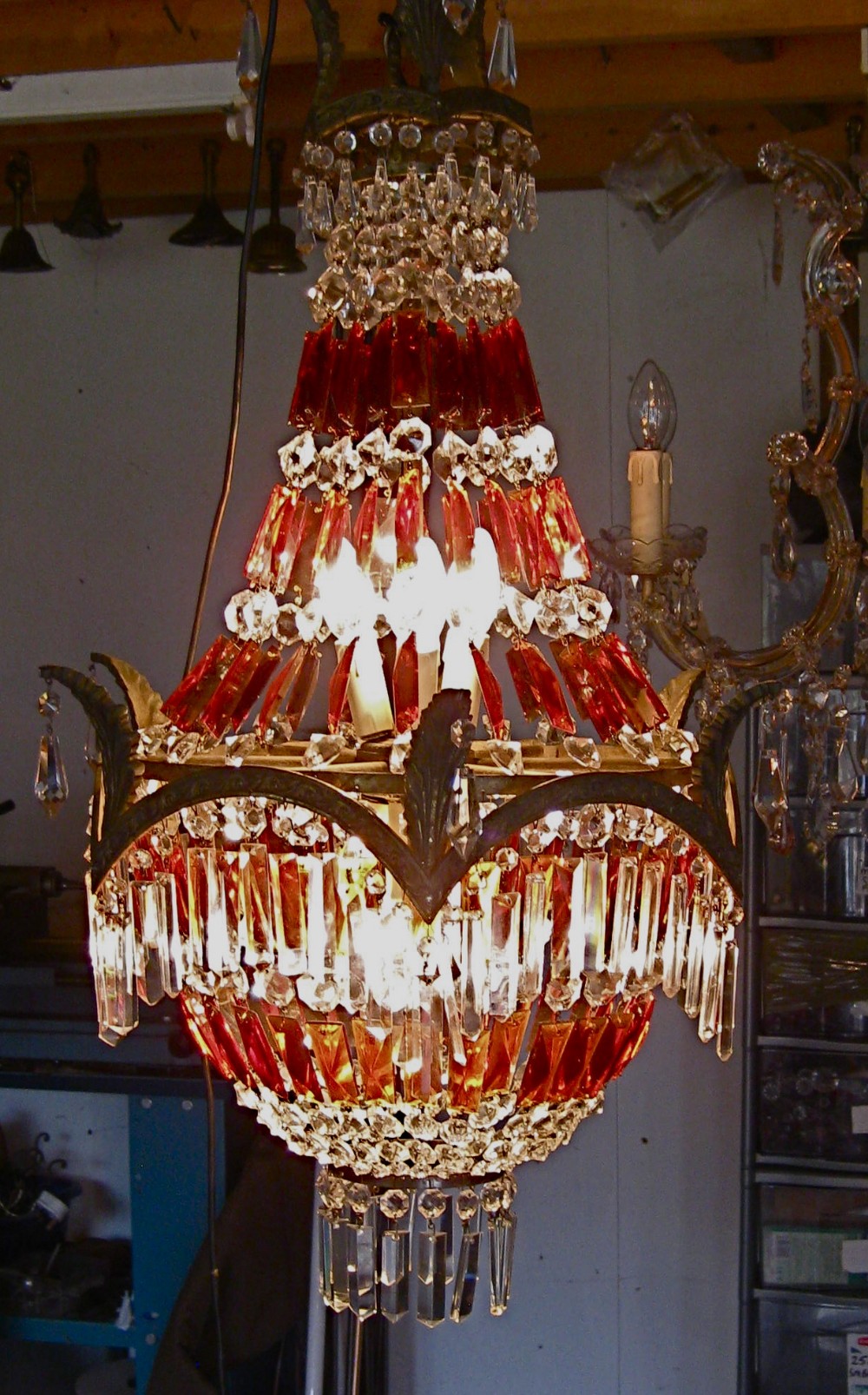 AN ANTIQUE AMBER AND CLEAR GLASS CHANDELIER