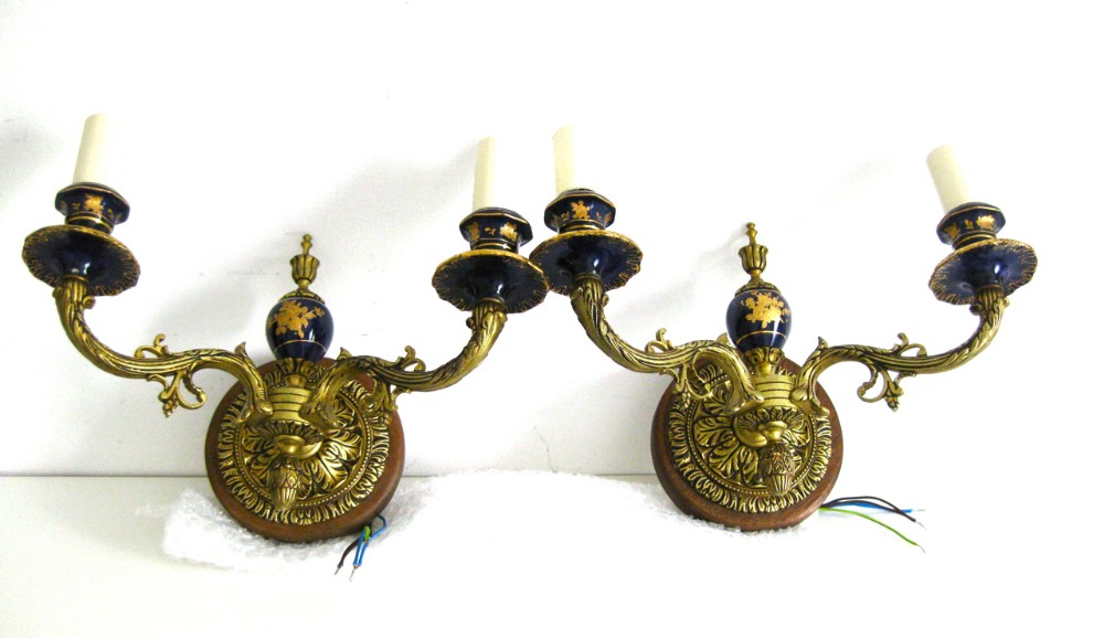 A PAIR OF BLUE PORCELAIN AND BRASS WALL LIGHTS