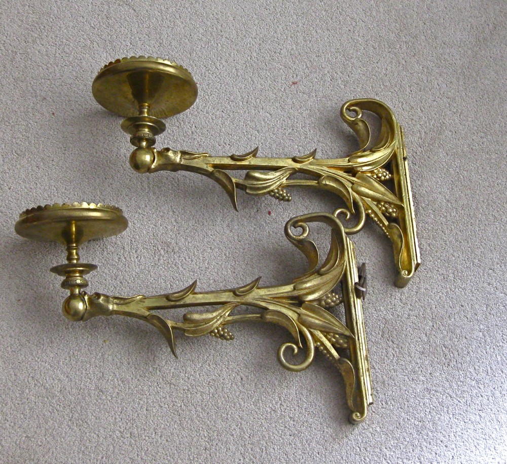 A PAIR OF DRAGON AND SEED PEARL GEORGIAN WALL BRACKETS