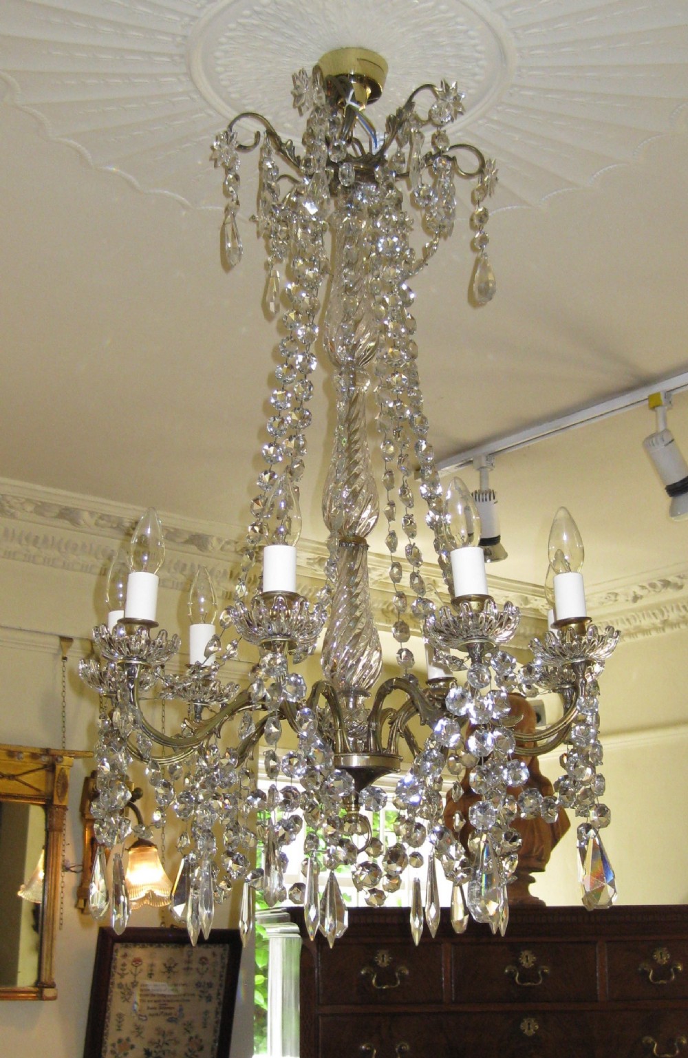 AN EARLY 20TH CENTURY CHANDELIER