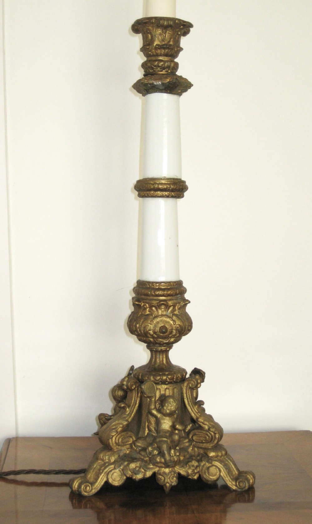 A CHERUB BRASS AND PORCELAIN LAMP