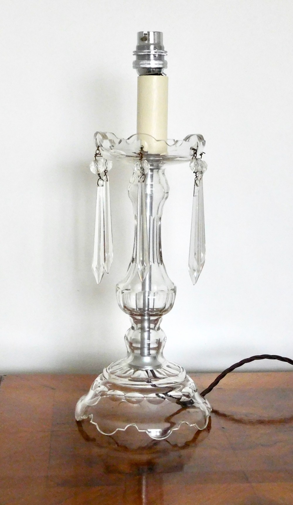 GLASS TABLE LAMP WITH LONG GLASS DROPS