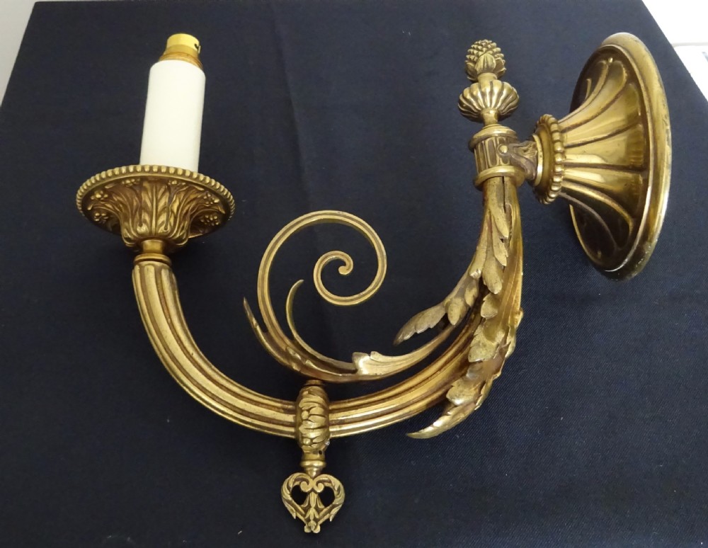 A HEAVY VICTORIAN GAS WALL LIGHT