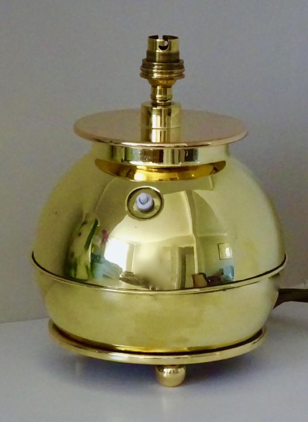 1930's HEAVY ROUND BRASS LAMP
