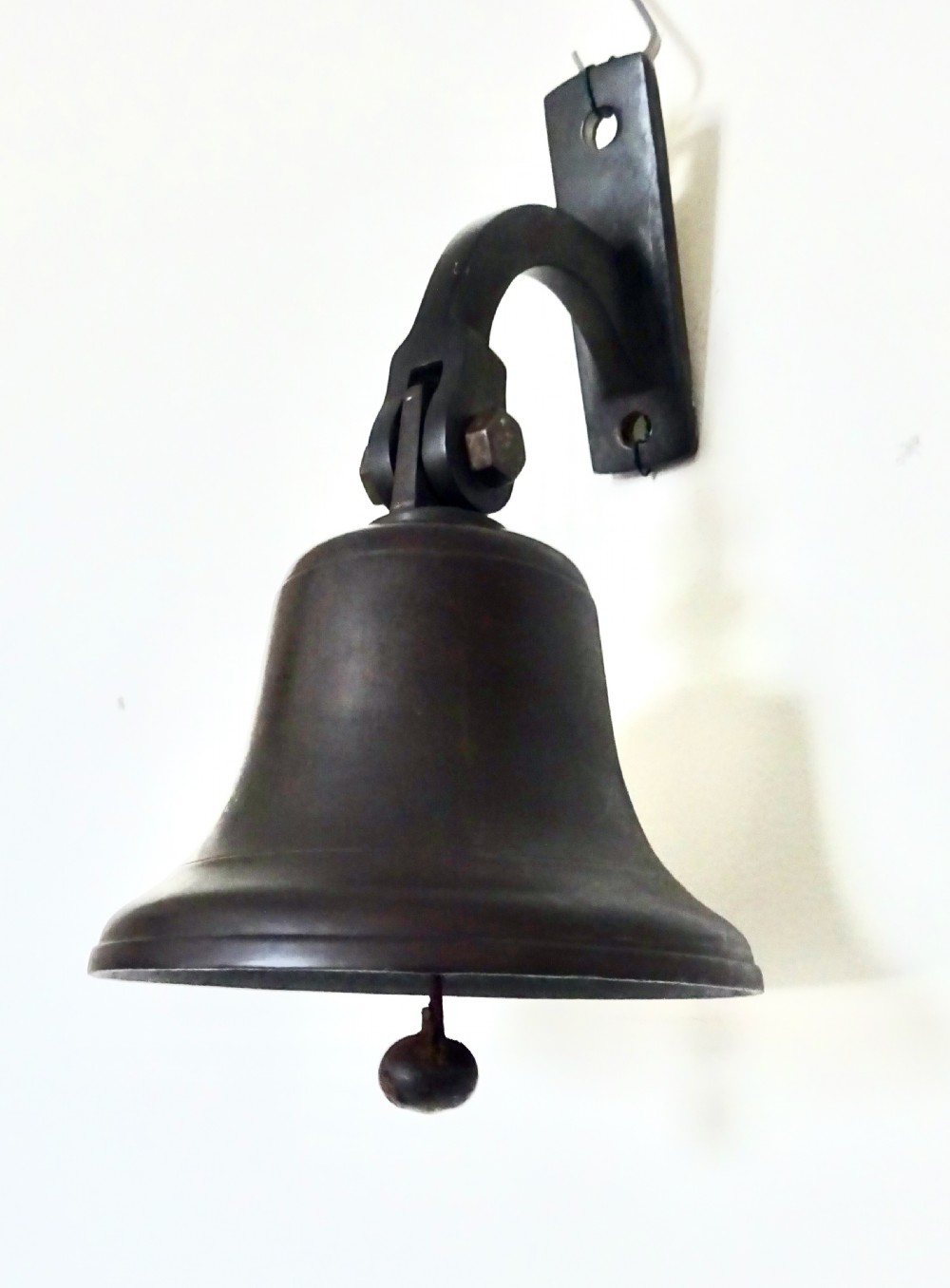 CIRCA 1900-30 WALL MOUNTED BRONZE BELL 