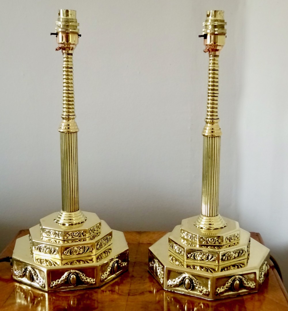 A PAIR OF BRASS TABLE LAMPS WITH TIERED BASE