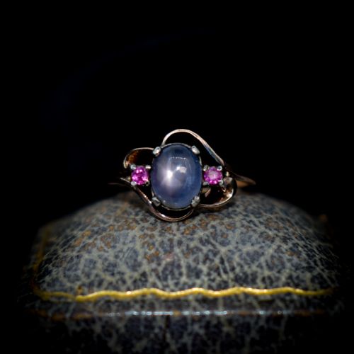 fig 2. Vintage Star Sapphire and Ruby Three Stone Trilogy Twist 9ct 9K Gold Ring