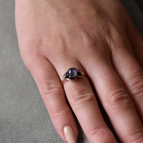 fig 3. Vintage Star Sapphire and Ruby Three Stone Trilogy Twist 9ct 9K Gold Ring